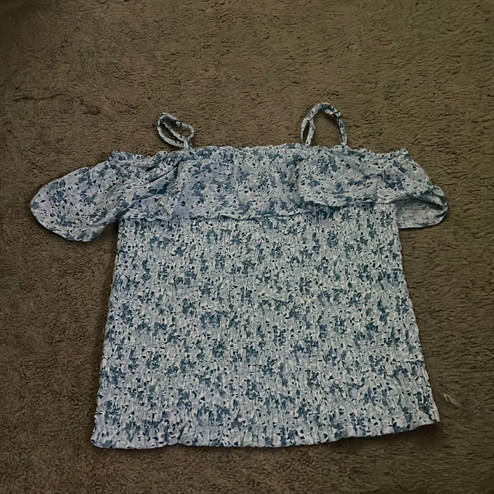 cute of the shoulder tight cropped shirt